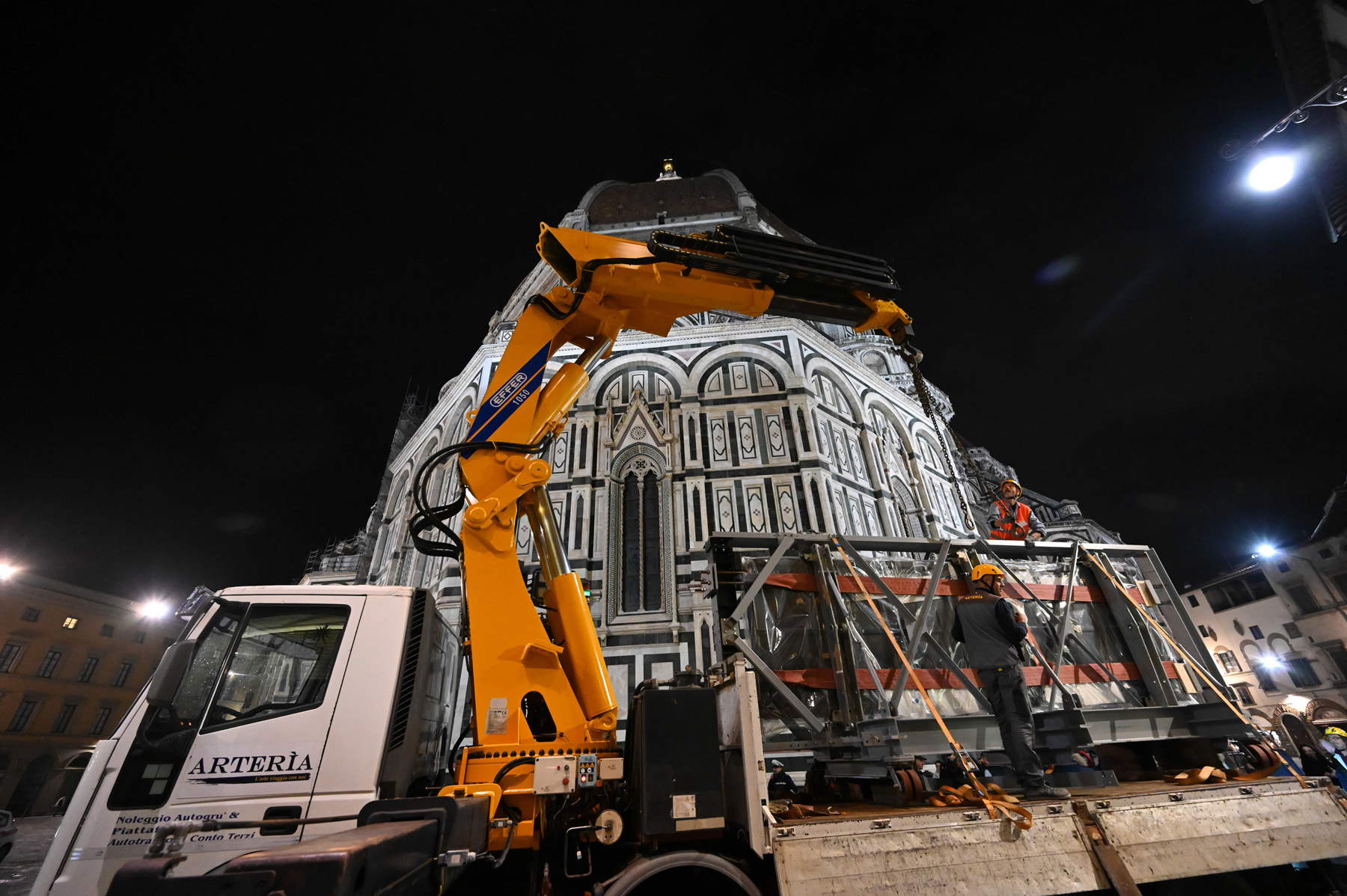 Florence, the spectacular images of the transport of the restored South Gate of the Baptistery