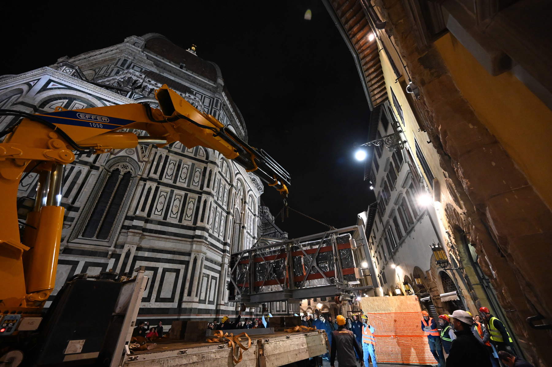 Florence, the spectacular images of the transport of the restored South Gate of the Baptistery