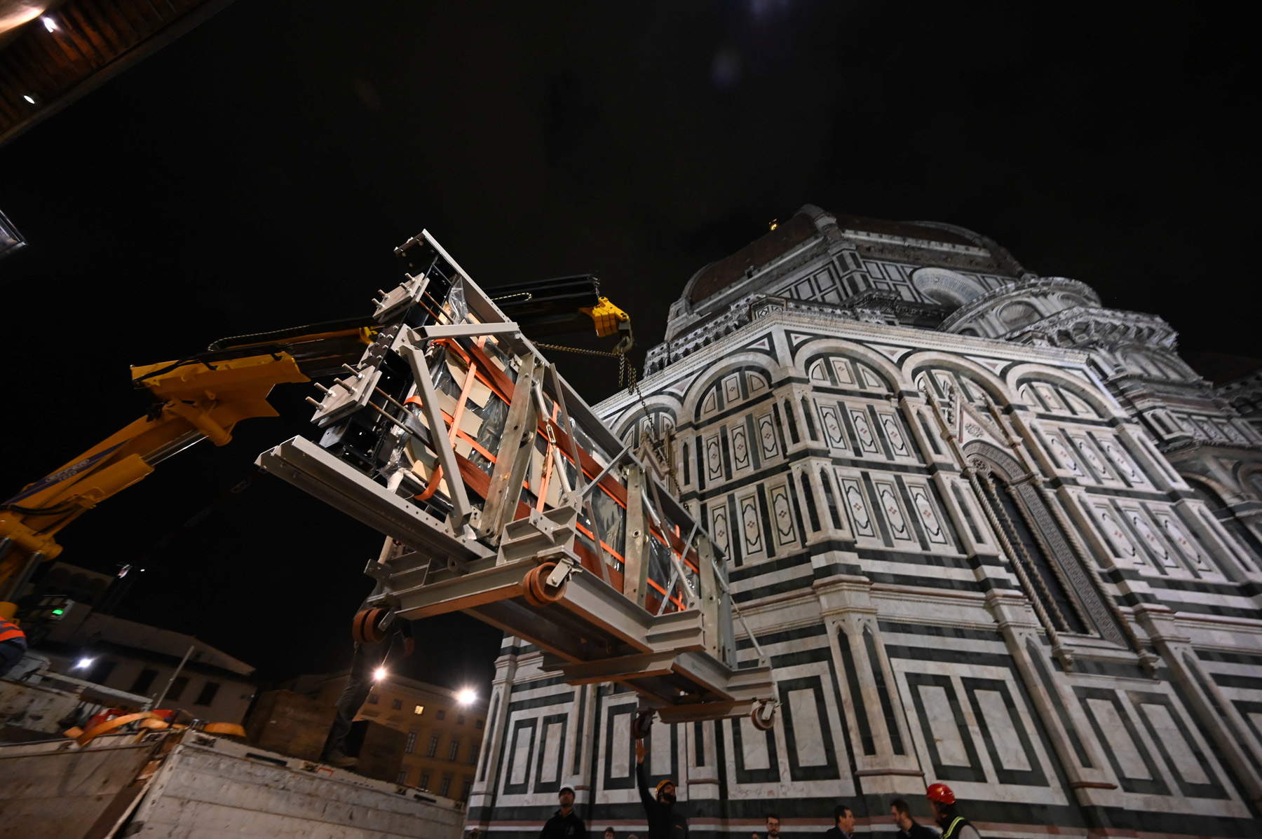 Florence, the spectacular images of the transport of the restored South Gate of the Baptistery