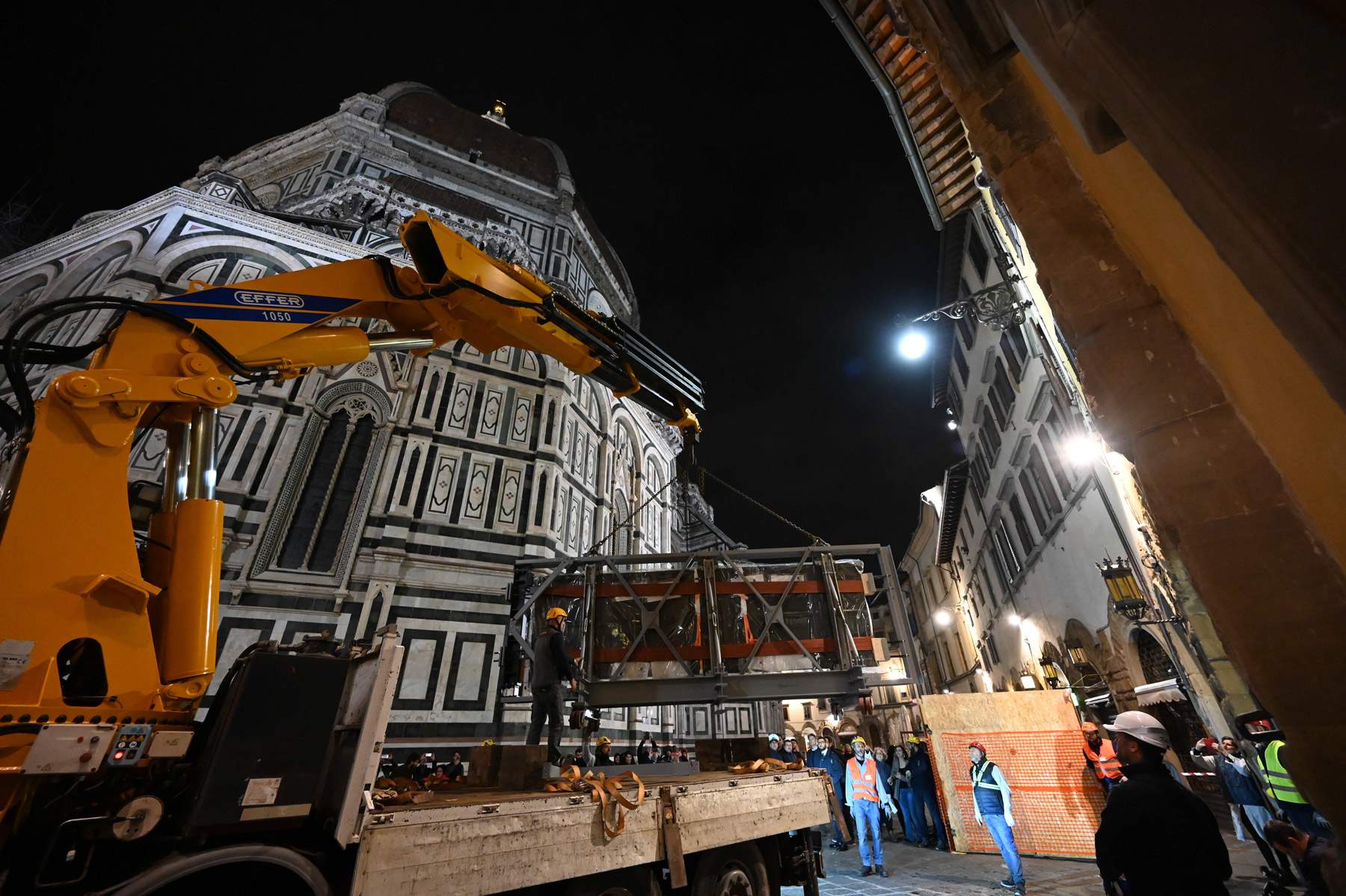 Florence, les images spectaculaires du transport de la porte sud du baptistère restaurée