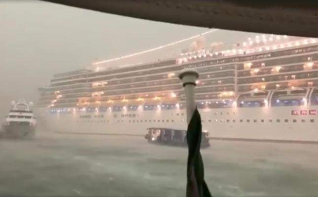 Venice, tragedy is risked near St. Mark's for large ship swerving due to bad weather