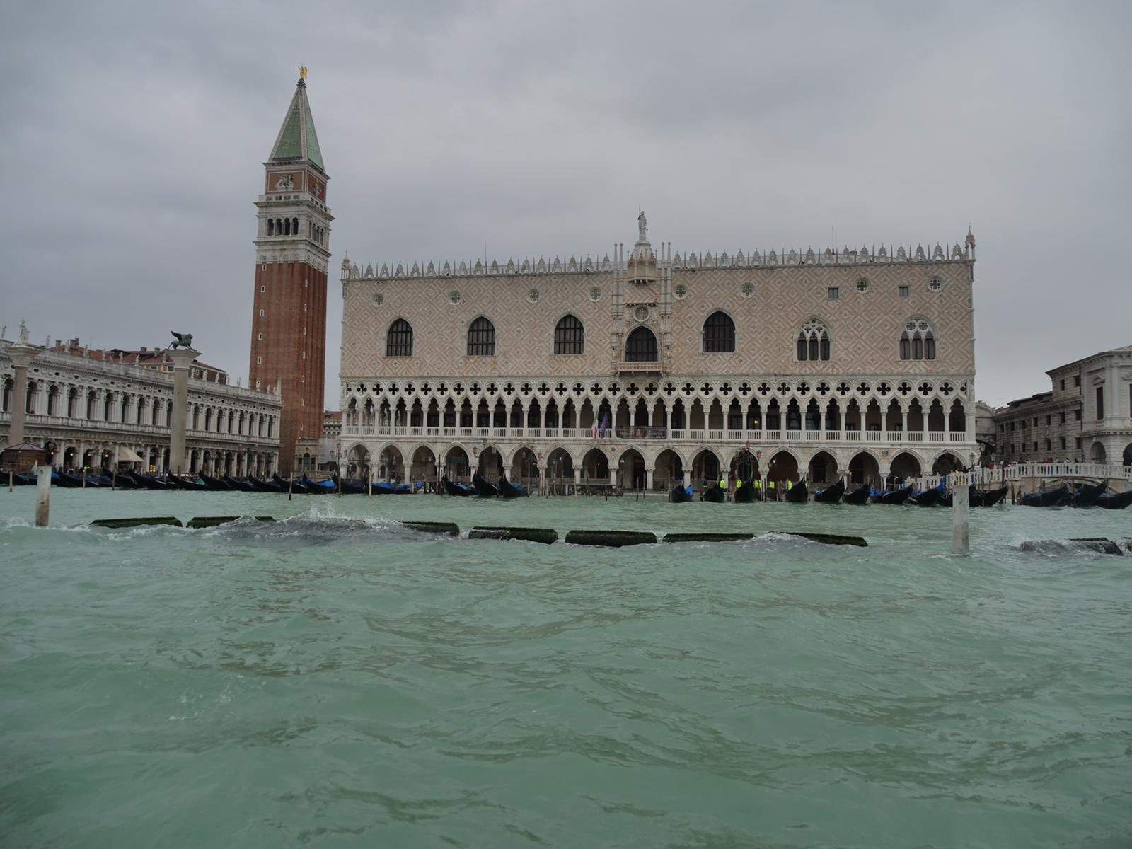 Venice, high water again today, touched 154 cm, San Marco closed. City opens account for aid
