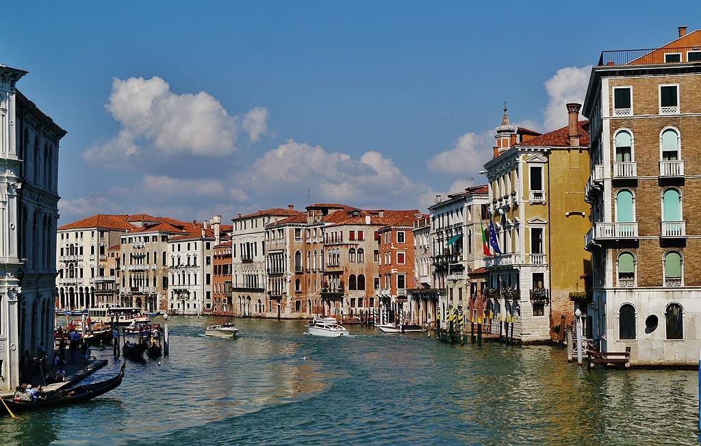 Venise, interdiction de s'asseoir sur les marches et de manger dans la rue : répression par la municipalité au nom de la 