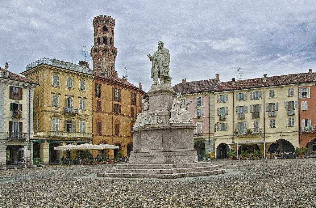 Vercelli, finishes the restoration of the Angel Tower, a symbol of the city