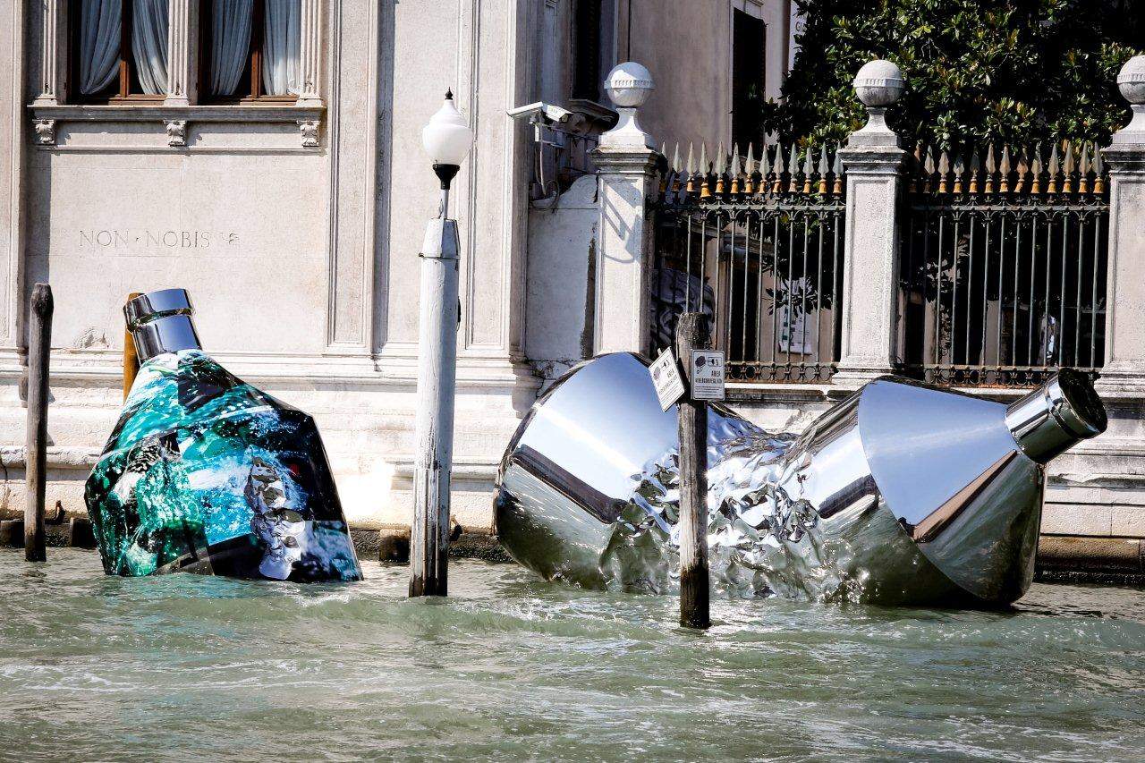 Venise, deux énormes bouteilles arrivent dans le Grand Canal. La provocation écologique de Xhixha et Braglia