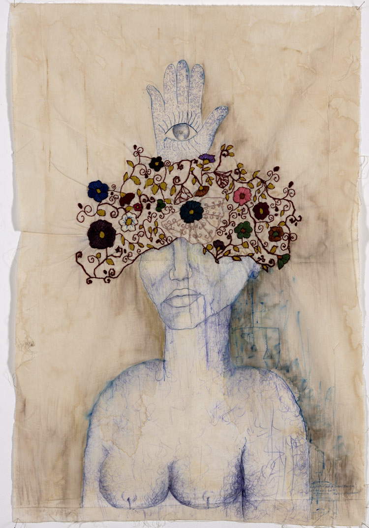 Zehra Doğan, Fatıma'nın Eli, Hand der Fatima (November 2018, Diyarbakir-Gefängnis; Tee, Kaffee, Stickerei, Kugelschreiber auf Kissenbezug, 58 x 34 cm). Bildnachweis: Jef Rabillon Zehra Doğan, Fatıma'nın Eli, Hand der Fatima (November 2018, Diyarbakir-Gefängnis; Tee, Kaffee, Stickerei, Kugelschreiber auf Kissenbezug, 58 x 34 cm). Bildnachweis: Jef Rabillon