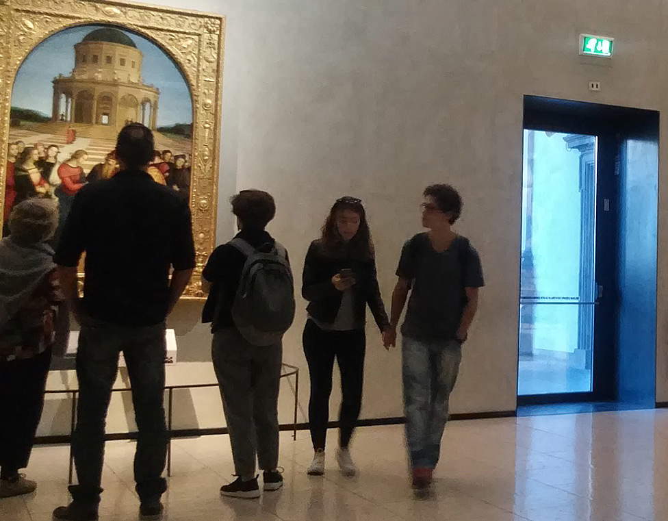 Giovani e meno giovani in visita alla Sala XXX della Pinacoteca di Brera, Milano