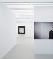 Per Piero Manzoni un'importante mostra monografica a New York che per la prima volta ricostruisce i suoi ambienti 