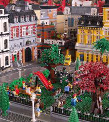 A Milano è stata costruita un'intera città con migliaia di mattoncini Lego