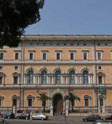 Diego Perrone crea una scultura in bronzo che dialoga con l'antico al Museo Nazionale Romano