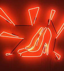 A Rome, la première exposition personnelle italienne de Sylvie Fleury intitulée "Chaussures italiennes