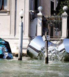 Venezia, due enormi bottiglie arrivano in Canal Grande. La provocazione ecologista di Xhixha e Braglia