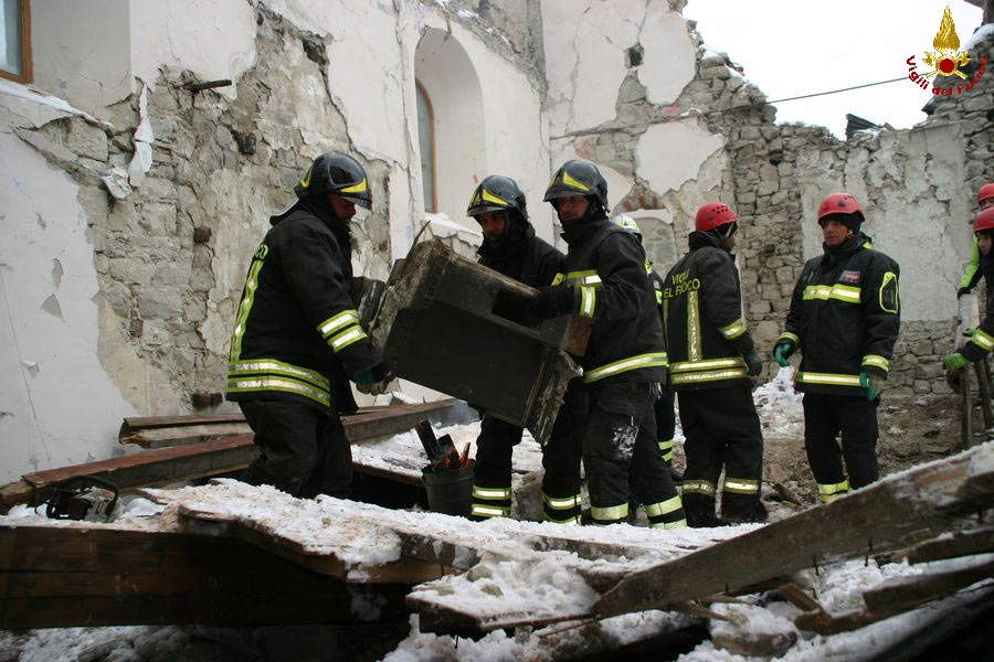 Sauvetage des œuvres de l'église paroissiale de l'Annunziata à Arquata del Tronto (photo Brigade nationale des pompiers)