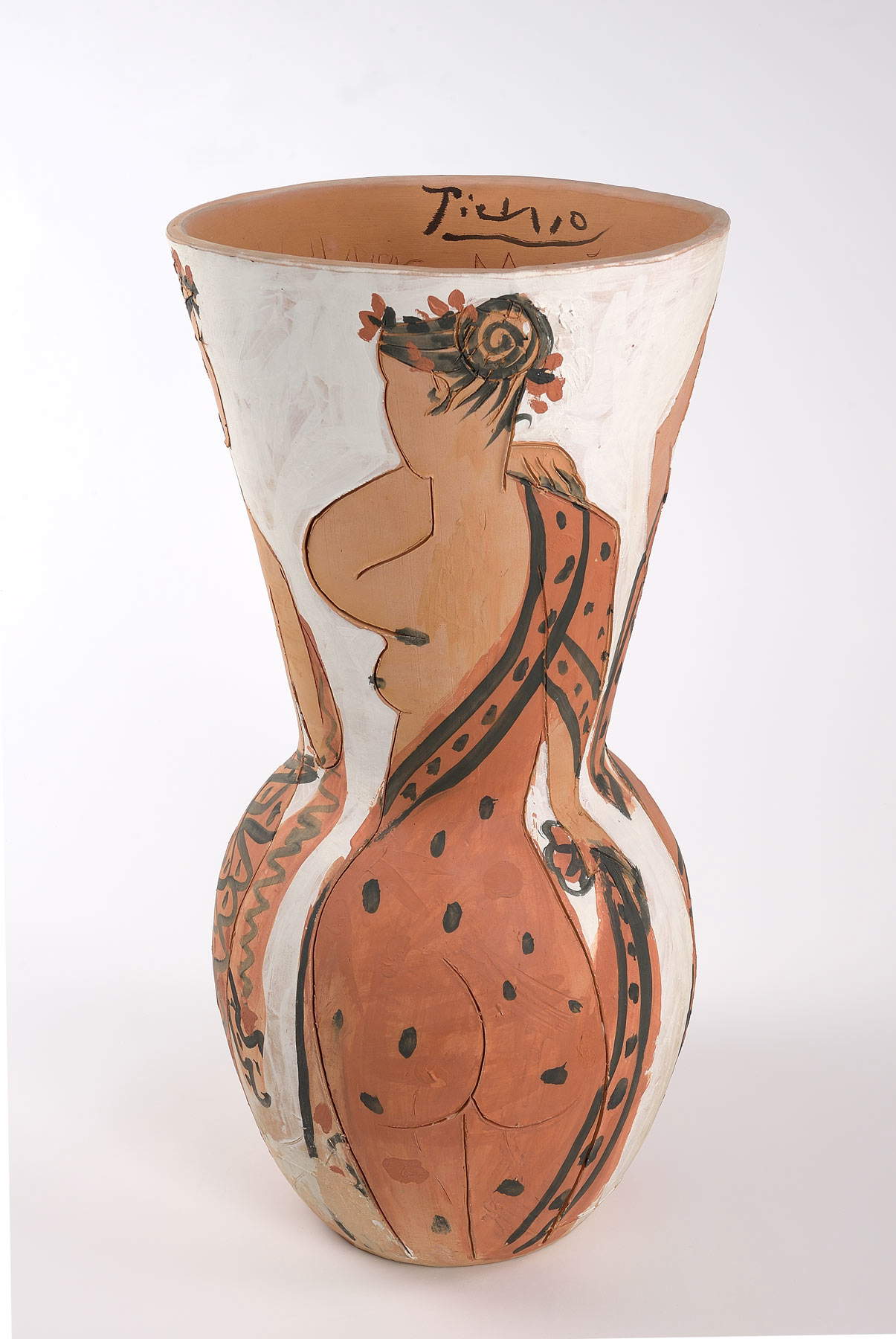 Pablo Picasso, Le quattro stagioni (maggio 1950, Vallauris; terracotta graffita e dipinta a ingobbi, 65 x 32 cm; Faenza, Museo Internazionale della Ceramica)