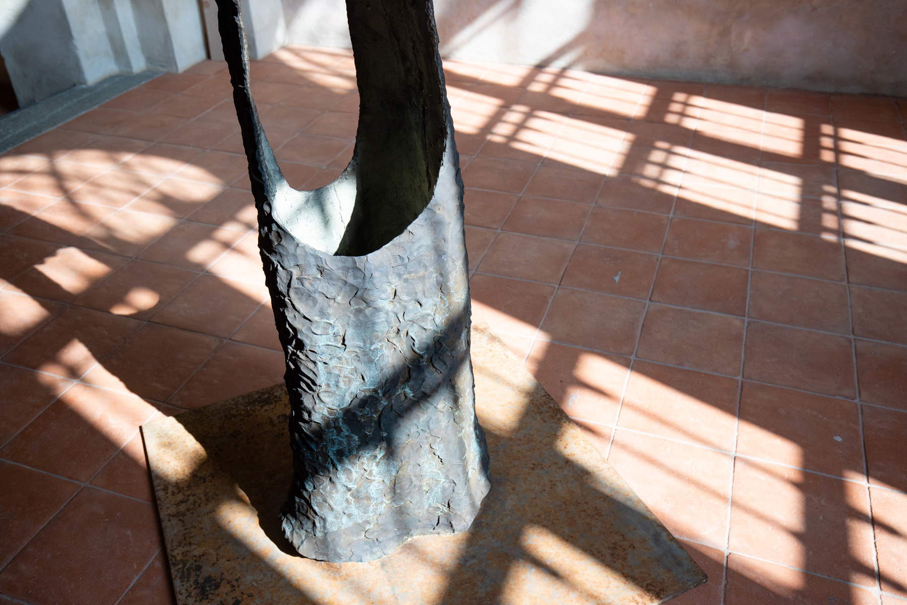 Giuseppe Penone, Daphné (2014 ; bronze, 273 x 100 x 100 cm ; Collection privée). Vue de l'exposition, Incidences du vide @ Cuneo, église de San Francesco