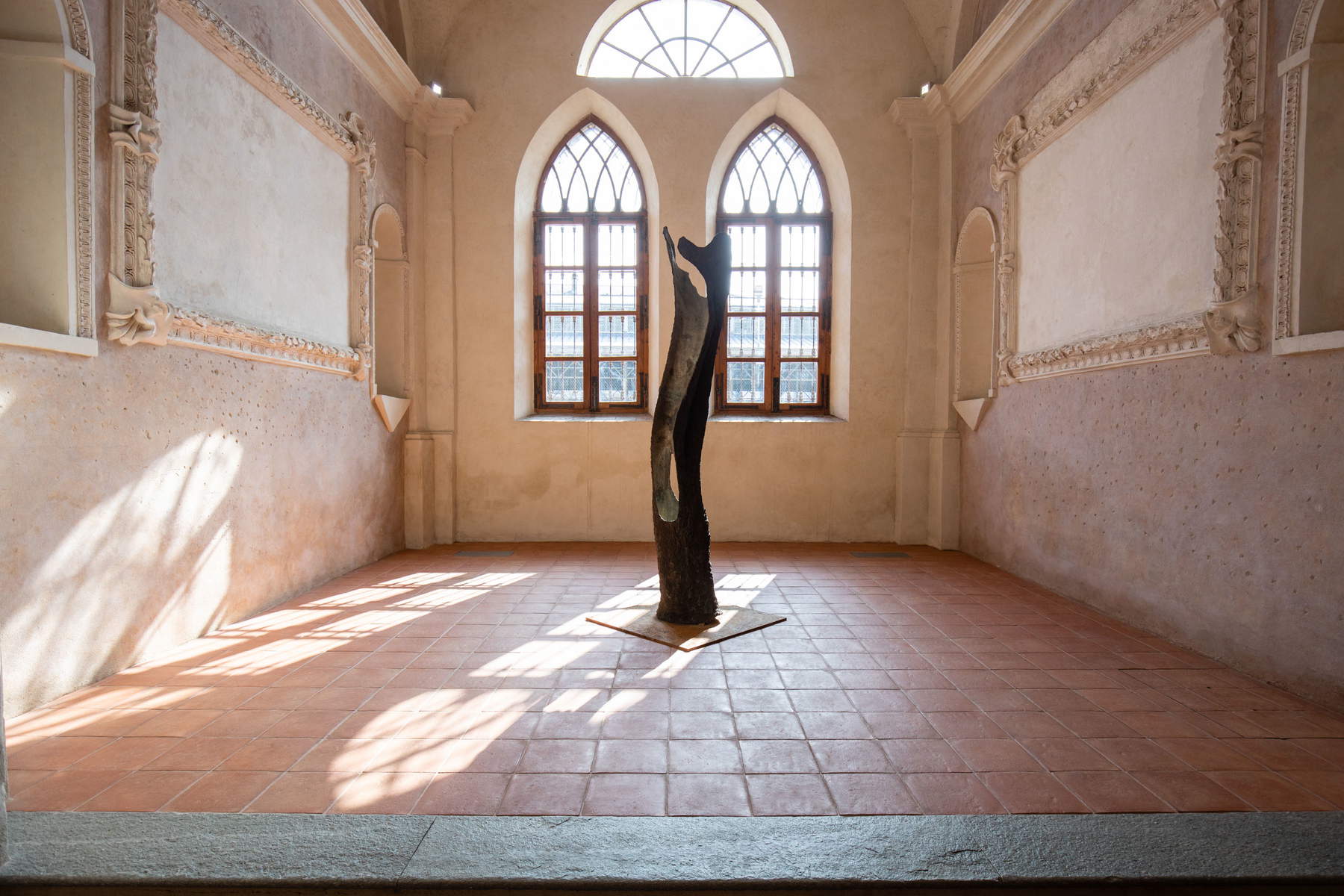 Giuseppe Penone, Daphné (2014 ; bronze, 273 x 100 x 100 cm ; Collection privée). Vue de l'exposition, Incidences du vide @ Cuneo, église de San Francesco