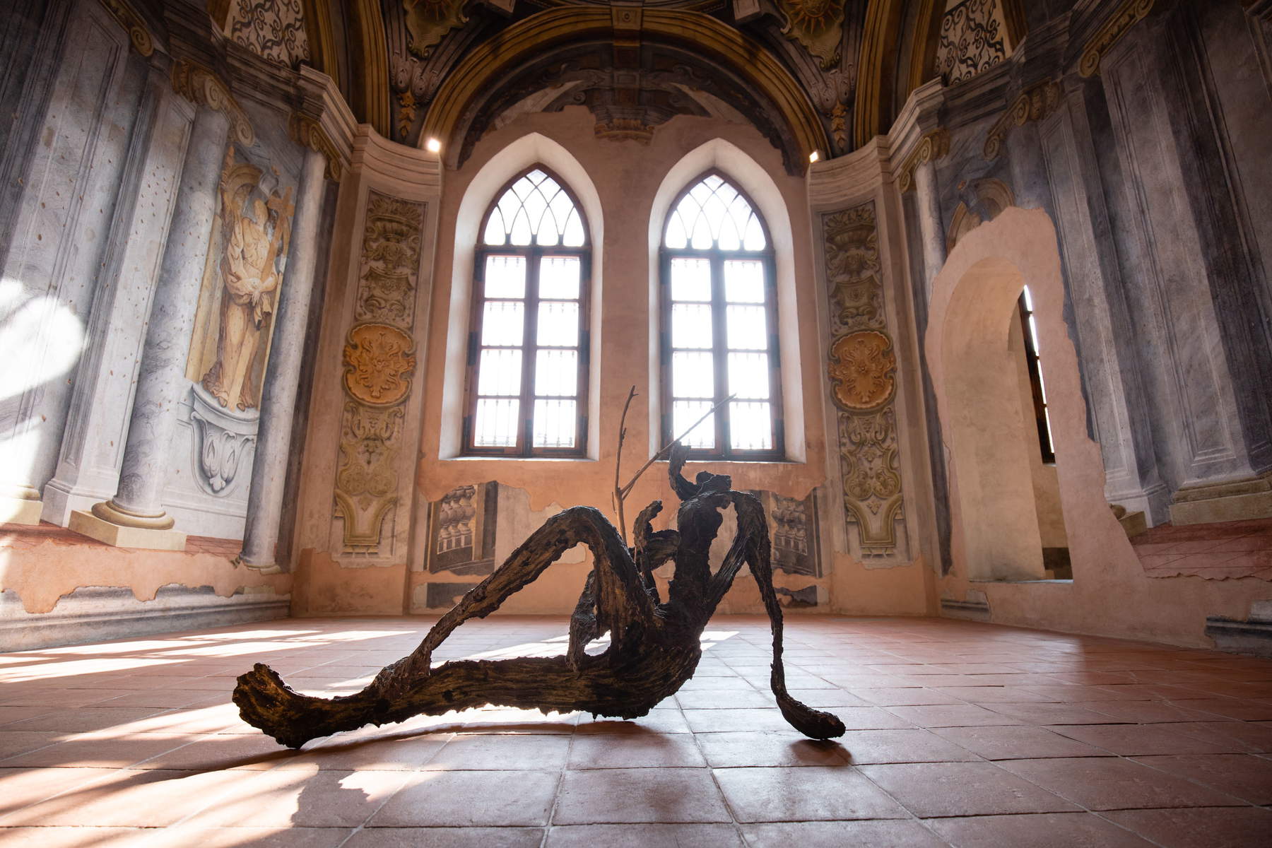 Giuseppe Penone, Œuvre de la série Gesti vegetali (1983-1986 ; bronze ; collection). Vue de l'exposition, Incidences du vide @ Cuneo, église de San Francesco