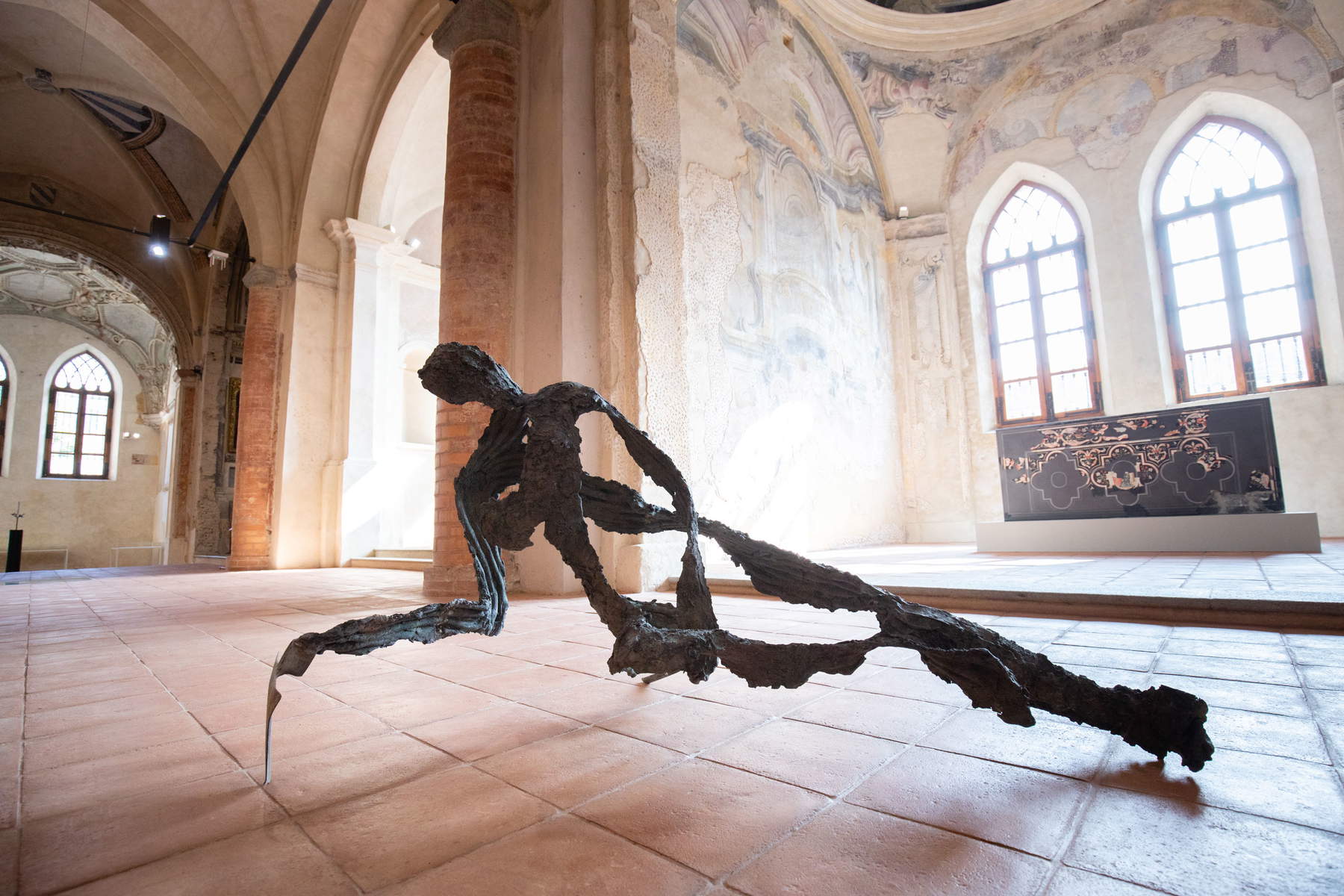 Giuseppe Penone, Œuvre de la série Gesti vegetali (1983-1986 ; bronze ; collection). Vue de l'exposition, Incidences du vide @ Cuneo, église de San Francesco