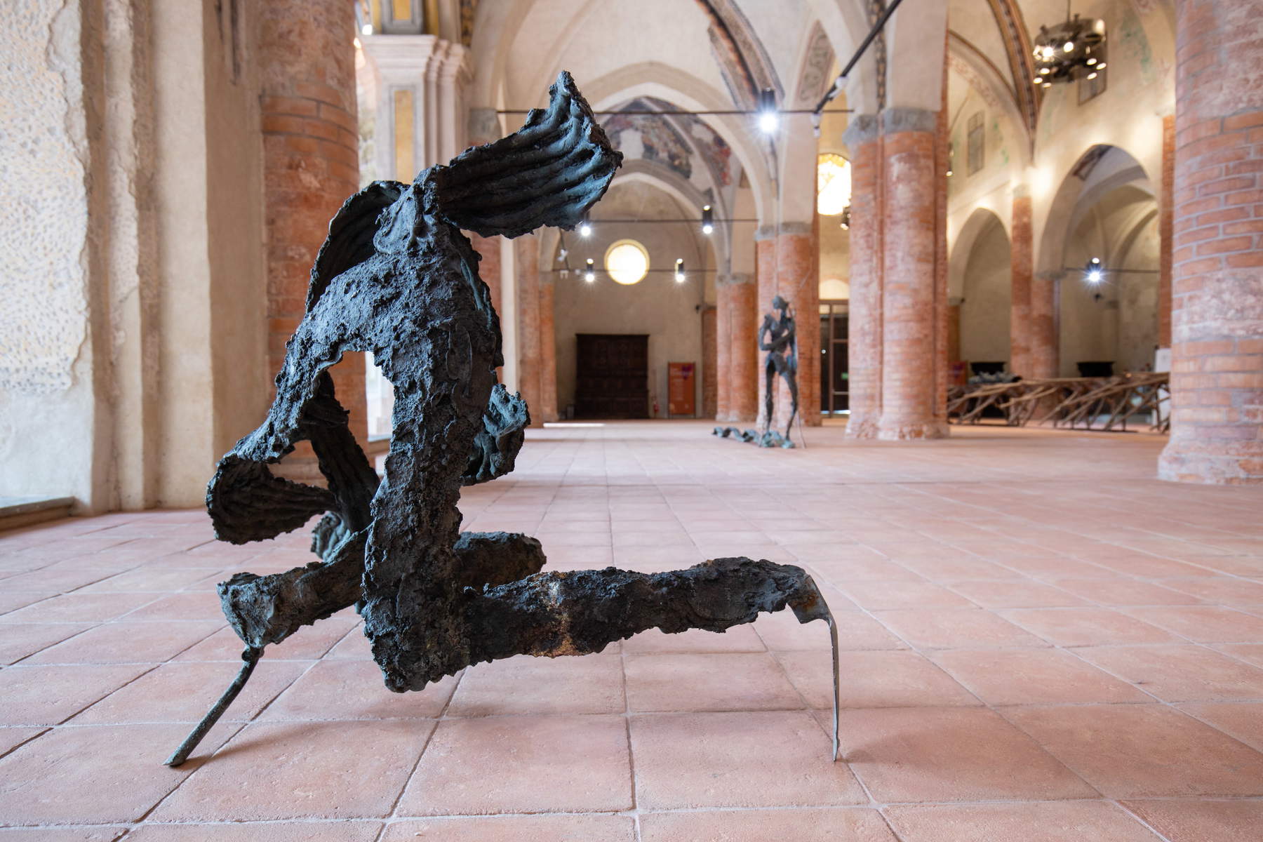 Giuseppe Penone, Œuvre de la série Gesti vegetali (1983-1986 ; bronze ; collection). Vue de l'exposition, Incidences du vide @ Cuneo, église de San Francesco