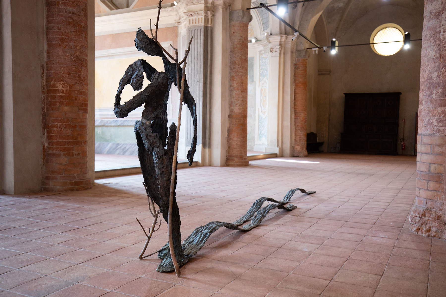 Giuseppe Penone, Œuvre de la série Gesti vegetali (1983-1986 ; bronze ; collection). Vue de l'exposition, Incidences du vide @ Cuneo, église de San Francesco