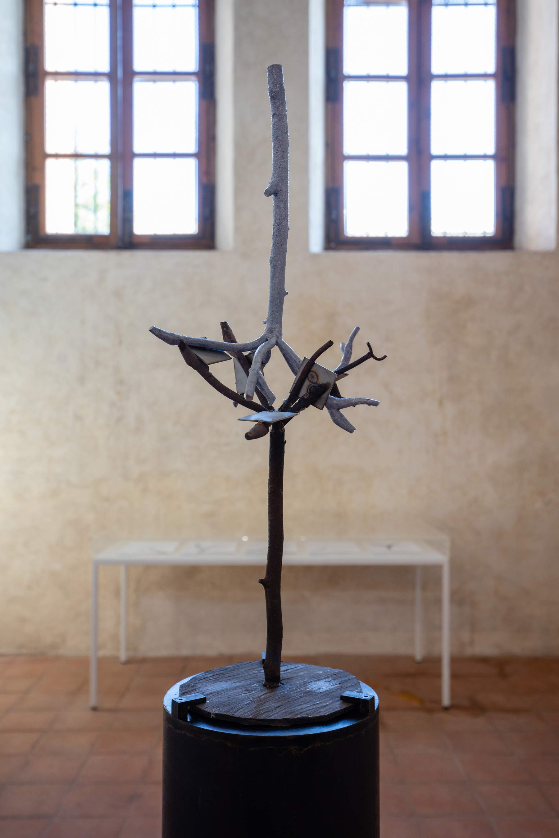 Giuseppe Penone, Identité (2003 ; bronze, acier, couleur à l'huile, 63 x 25 x 27 cm ; Collection privée). Vue de l'exposition, Incidences du vide @ Cuneo, église de San Francesco