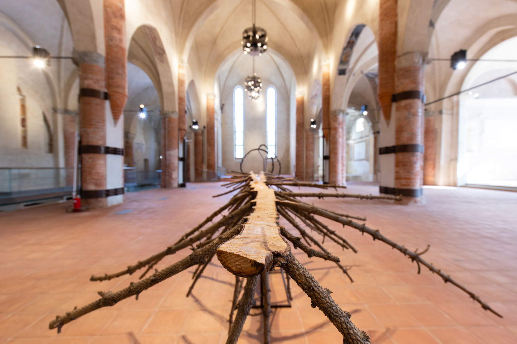 Giuseppe Penone, Matrix (2015 ; bois de sapin et bronze, 110 x 250 x 3000 cm ; Collection privée). Vue de l'exposition, Incidences du vide @ Cuneo, église de San Francesco.