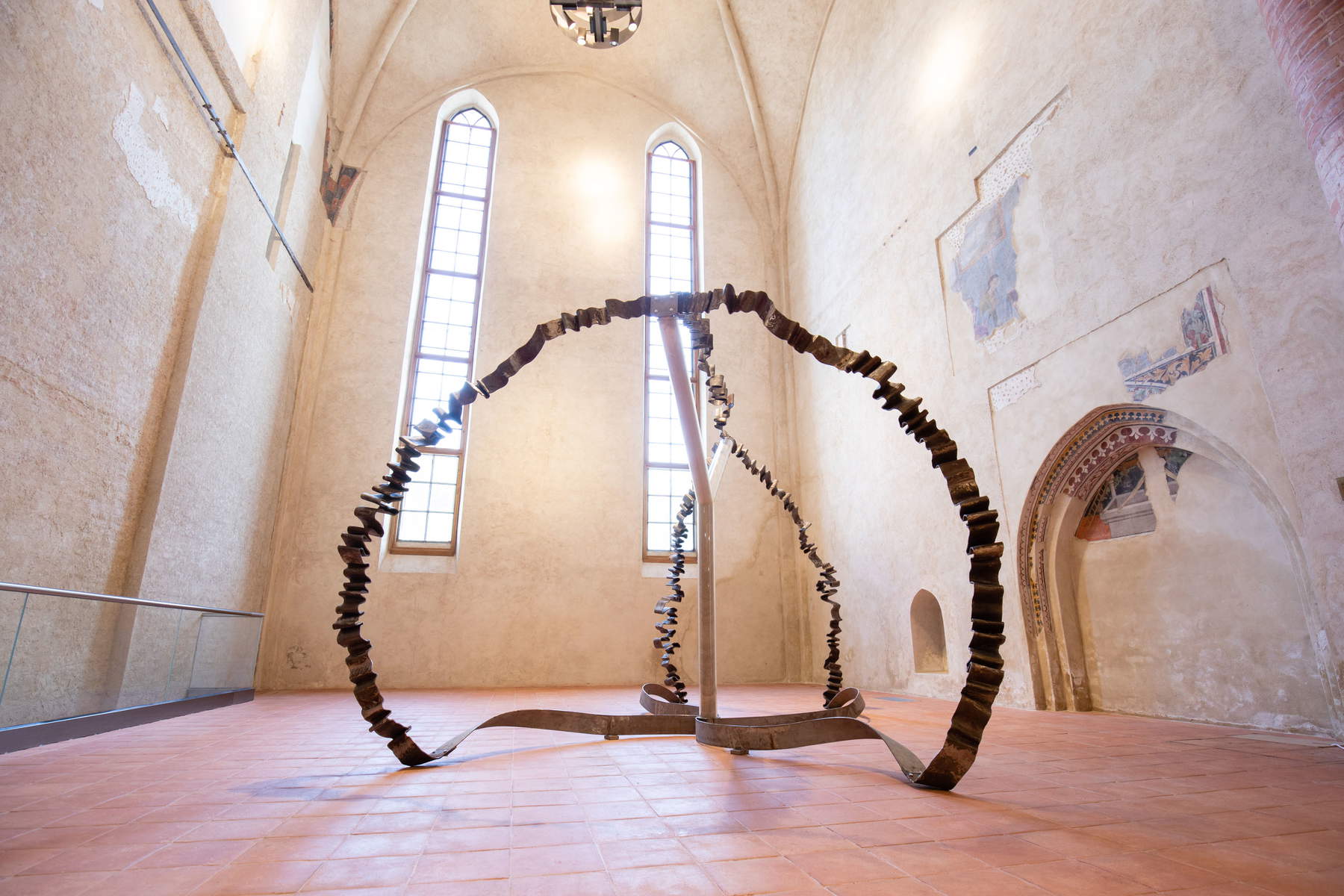 Giuseppe Penone, Suture (1987-1991 ; acier, plexiglas, terre ; 345 x 400 x 370 cm ; Collection privée). Vue de l'exposition, Incidences du vide @ Cuneo, église de San Francesco