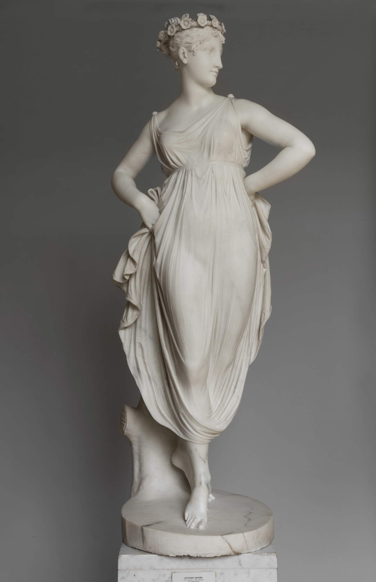 Antonio Canova, Danseuse mains sur les hanches (1806-1812 ; marbre, 179 x 76 x 67 cm ; Saint-Pétersbourg, Ermitage d'État). © Musée d'État de l'Ermitage, 2019, Photo d'Alexander Lavrentyev