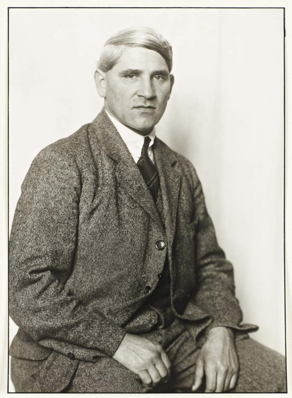 August Sander, Portrait d'Otto Freundlich (vers 1925 ; photographie à la gélatine argentique sur papier, 26 x 18 cm ; Londres, Tate Modern)