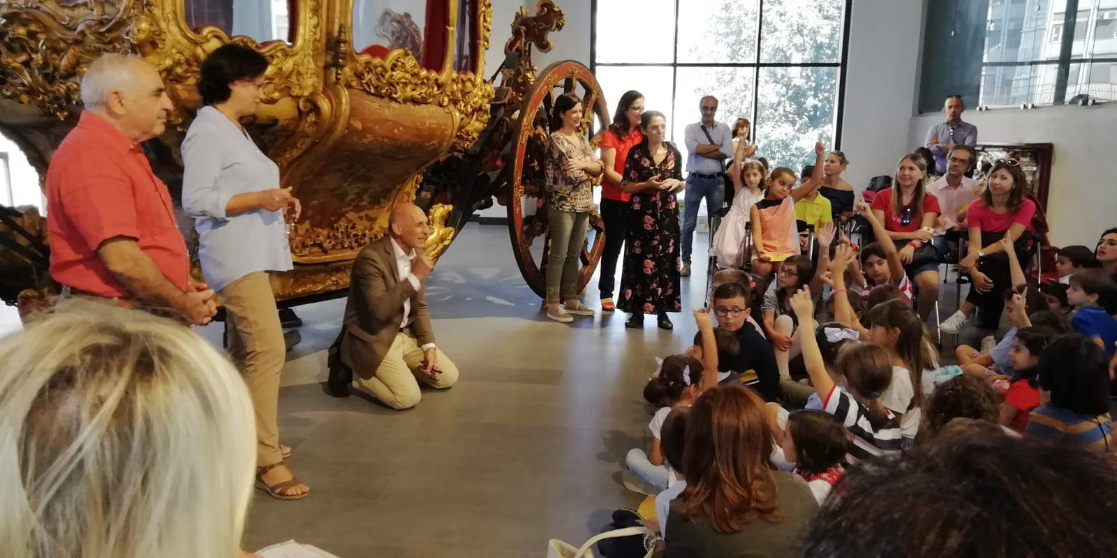 Micali (al centro inginocchiato) in un evento al MuMe dedicato ai bambini