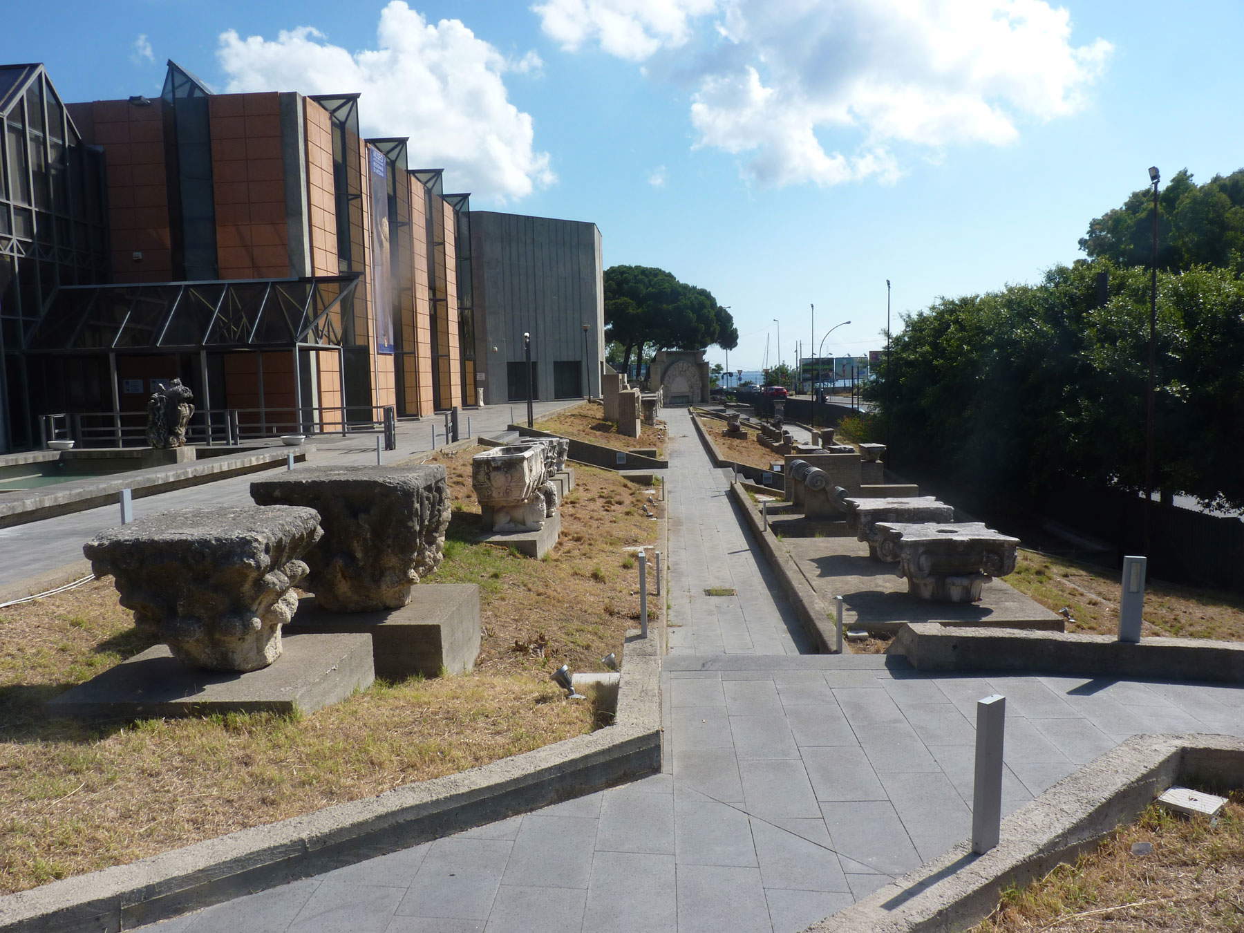 Esplanade du musée avec des éléments en pierre provenant de monuments de villes perdues