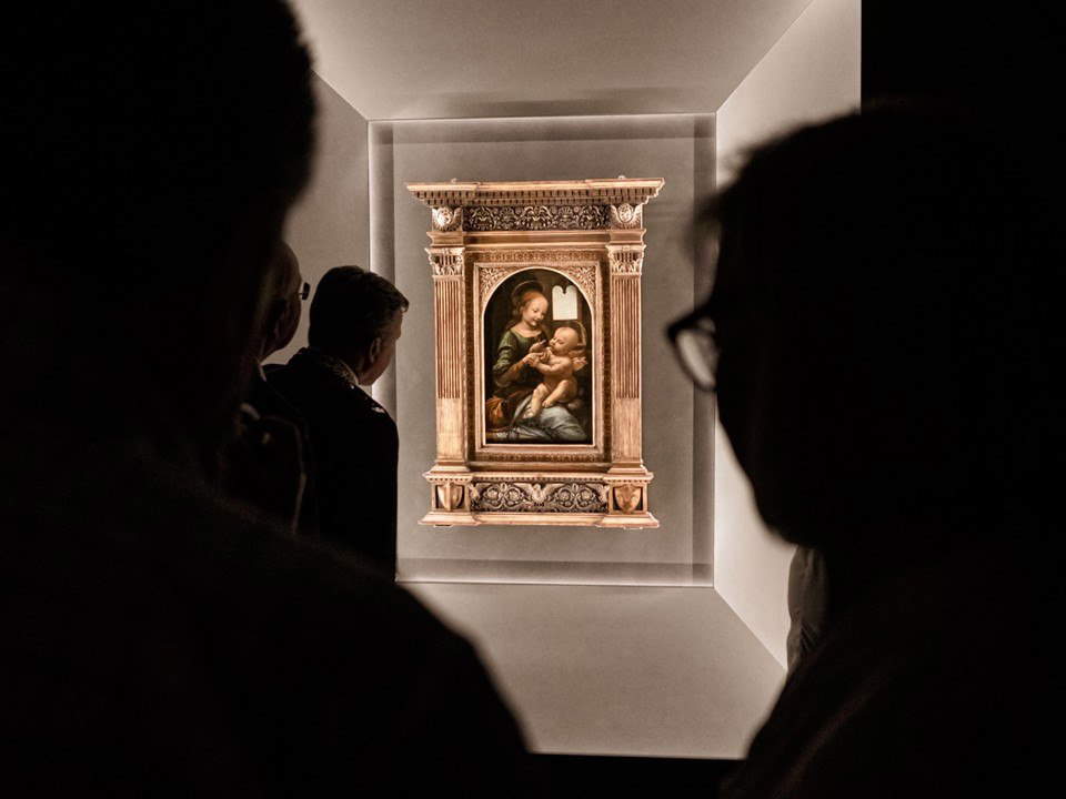 Les visiteurs observent la Madone Benois de Léonard de Vinci. Ph. Crédit GNU