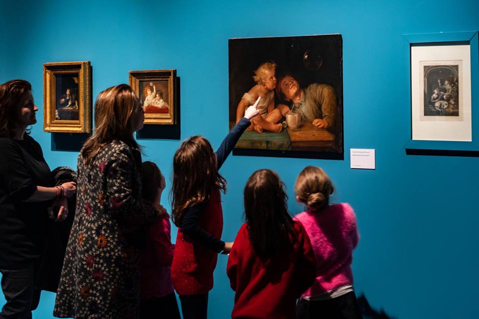 Les visiteurs de l'exposition Soap Bubbles. Formes d'utopie entre vanité, art et science