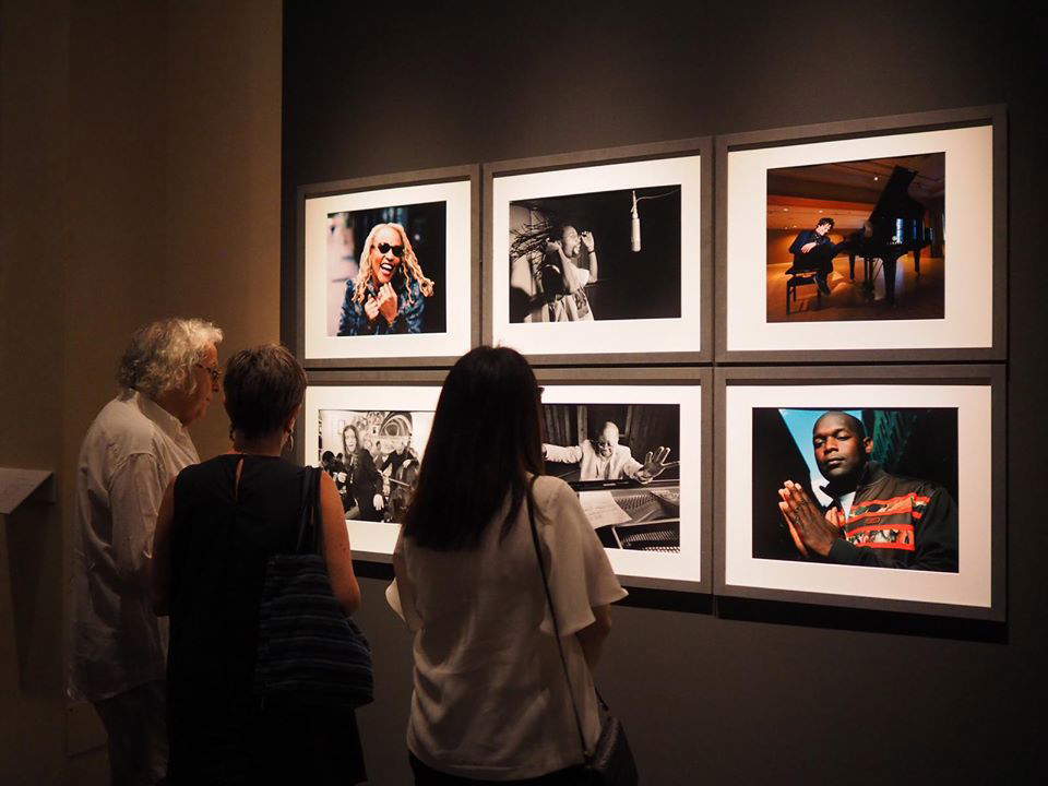 Visiteurs de l'exposition de photographies de Jimmy Katz. Ph. Crédit GNU