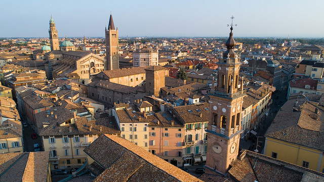 Parma con le torri di San Giovanni, del Duomo e della Steccata. Al centro il solenne Battistero antelamico