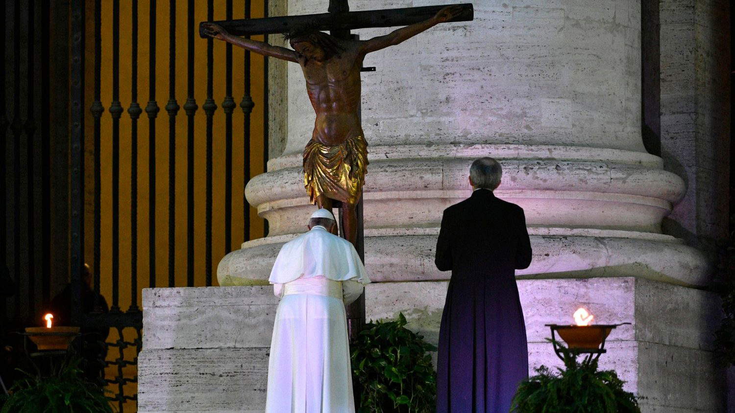 Papa Francesco davanti al crocifisso di San Marcello al Corso portato all'ingresso della basilica di San Pietro (2020)