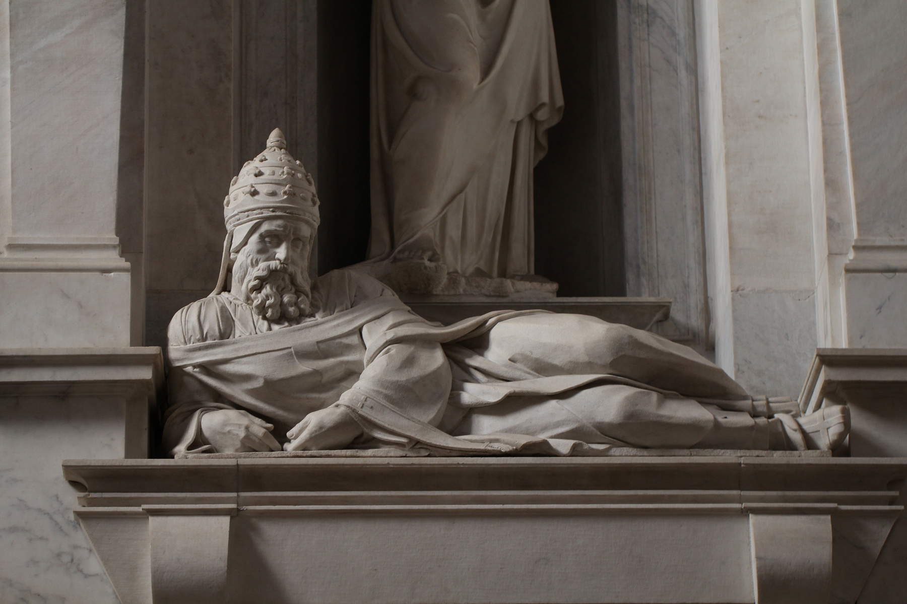 Michelangelo Buonarroti (attribué), Jules II (vers 1542 ; marbre ; Rome, San Pietro in Vincoli). Ph. Crédit Jörg Bittner Unna