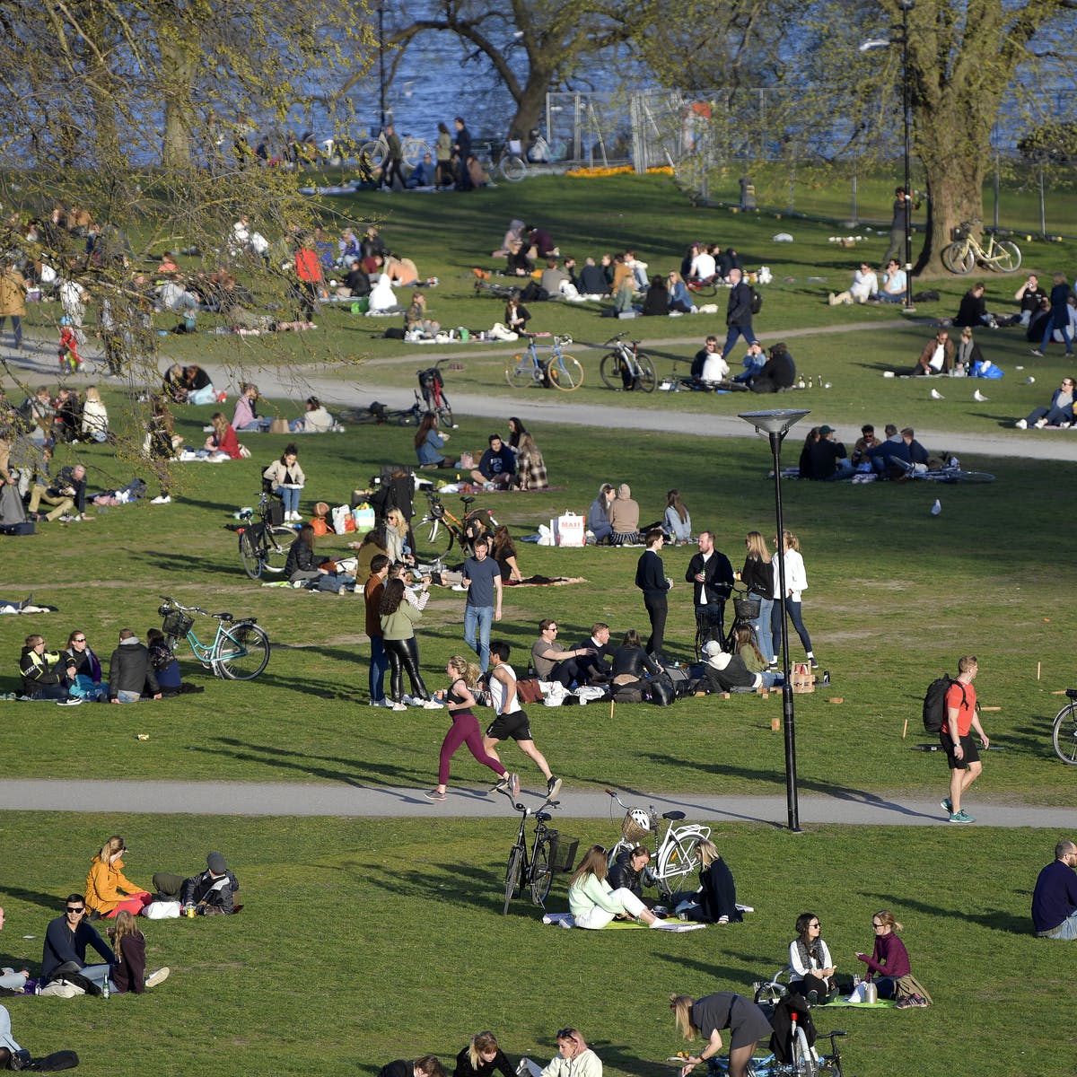 Personnes dans un parc de Stockholm pendant le coronavirus. Ph. Anders Wiklund/EPA