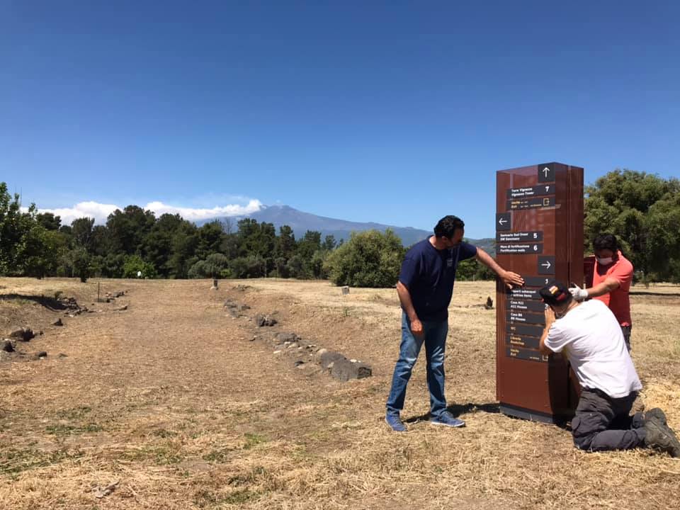 Naxos, lungo la plateia (strada grande), installazione della segnaletica bilingue