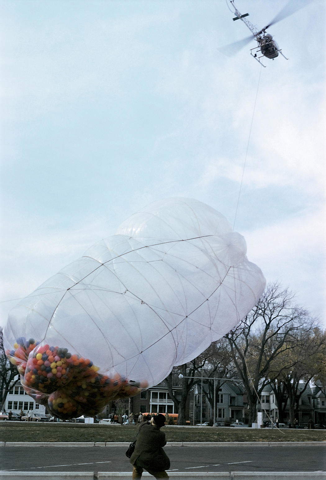 42 390 pieds cubes (1966 ; ballons gonflables et enveloppe en polyéthylène, 18,3 x 7,6 x 9,8 m)