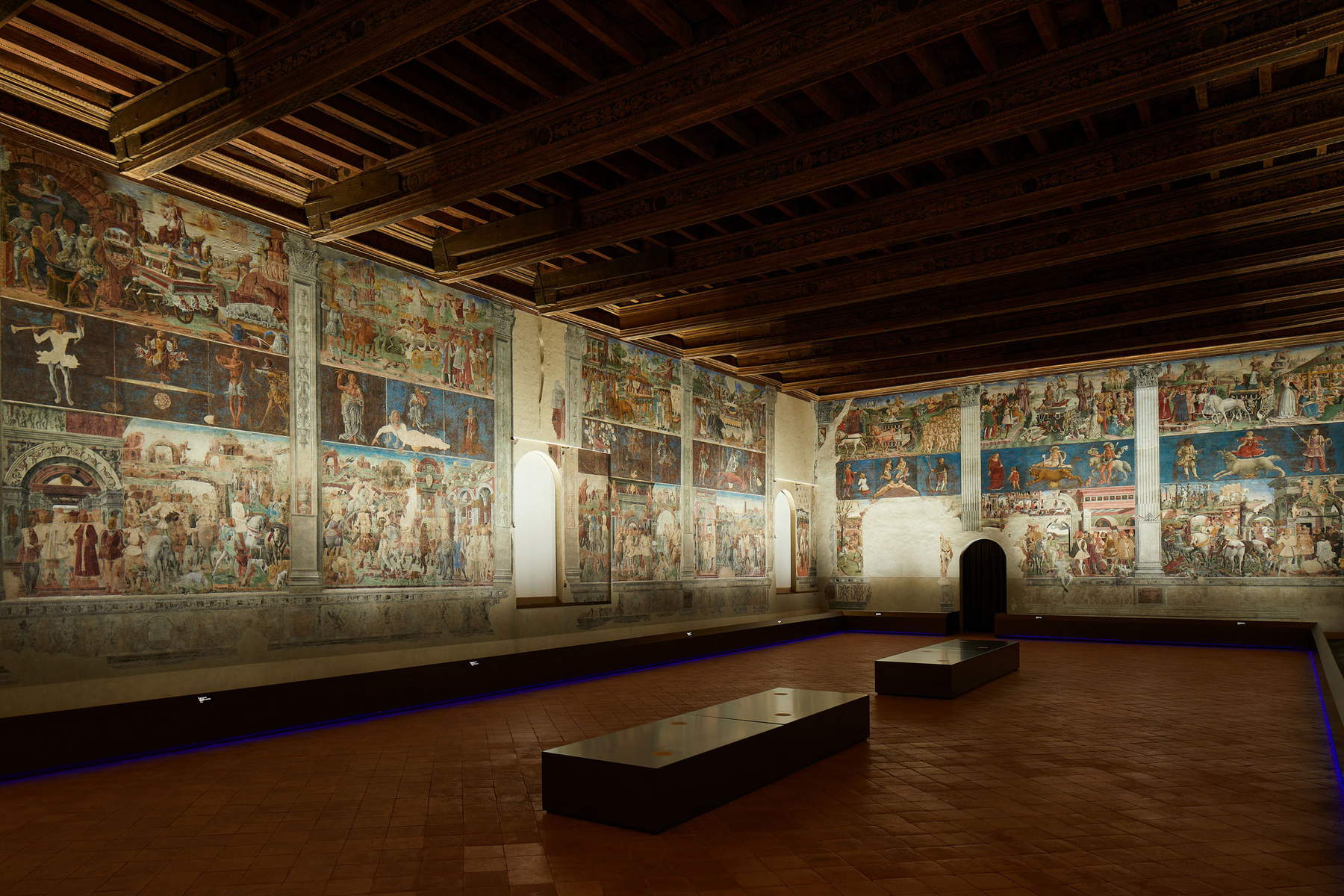 Palazzo Schifanoia, Salone dei Mesi: vue des murs nord et est avec le nouvel éclairage conçu par le Studio Pasetti Lightining. Ph. Crédit Henrik Blomqvist