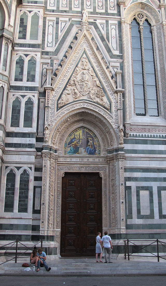 Firenze, Porta della Mandorla sul fianco sinistro del Duomo, già frequentatissimo accesso a Santa Maria del Fiore davanti all'attuale via Ricasoli, antico percorso dei pellegrini. Insigne opera marmorea di Antonio di Banco e del figlio Nanni (1391 - 1423). La veduta dimostra il recente restauro, curato soprattutto da mons. Timothy Verdon. Sui pilastrini di fianco alla ghimberga mancano i due profetini, ora tenuti nel Museo dell'Opera del Duomo.
Firenze, Porta della Mandorla sul fianco sinistro del Duomo, già frequentatissimo accesso a Santa Maria del Fiore davanti all'attuale via Ricasoli, antico percorso dei pellegrini. Insigne opera marmorea di Antonio di Banco e del figlio Nanni (1391 - 1423). La veduta dimostra il recente restauro, curato soprattutto da mons. Timothy Verdon. Sui pilastrini di fianco alla ghimberga mancano i due profetini, ora tenuti nel Museo dell'Opera del Duomo.