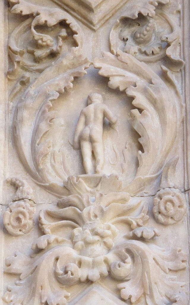 Nanni, Nudo di spalle nei fregi della Porta della Mandorla. Una sorprendente e quasi incredibile versione del lato morbido del corpo maschile (forse un Asclepio, dio delle guarigioni, con il suo serpente) che, sul limitar dell'occaso medioevale, ci ridona le dolcezze sensuali dell'ellenismo sereno.
Nanni, Nudo di spalle nei fregi della Porta della Mandorla. Una sorprendente e quasi incredibile versione del lato morbido del corpo maschile (forse un Asclepio, dio delle guarigioni, con il suo serpente) che, sul limitar dell'occaso medioevale, ci ridona le dolcezze sensuali dell'ellenismo sereno.