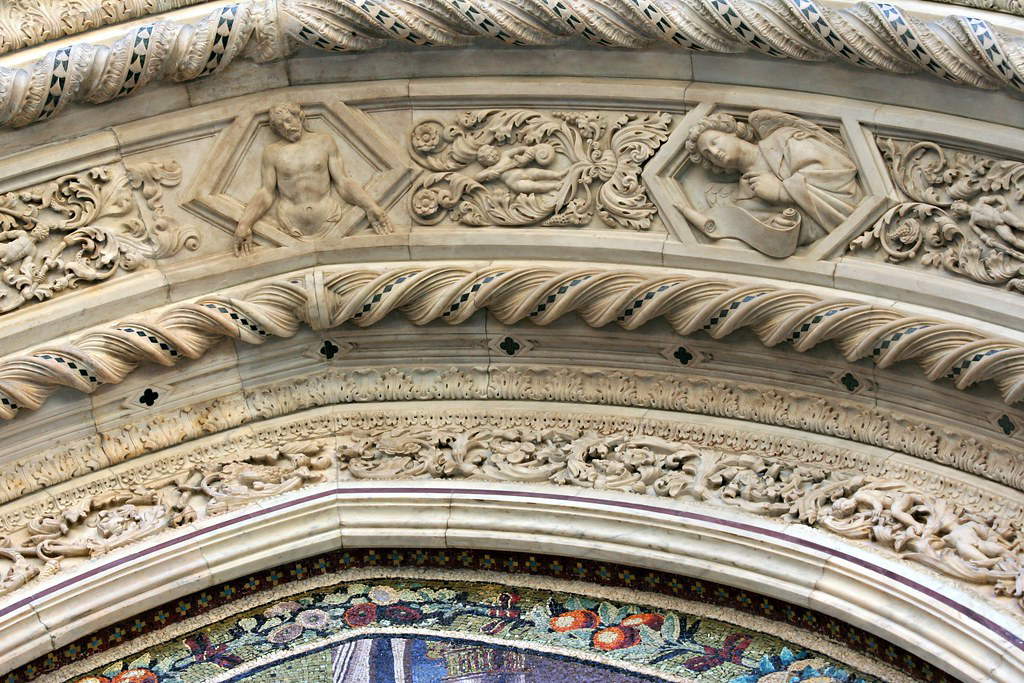 Il Cristo in pietà (o Uomo dei dolori) alla sommità del fregio della Porta della Mandorla. Figura stupenda che segna l'immediato raggiungimento armonico dell'anatomia in rilievo. Qui Nanni apre davvero il rinascimento. Da queste opere possiamo apprendere come Brunelleschi volle legarsi all'amico per le sue ricerche ideali e strutturali.
Il Cristo in pietà (o Uomo dei dolori) alla sommità del fregio della Porta della Mandorla. Figura stupenda che segna l'immediato raggiungimento armonico dell'anatomia in rilievo. Qui Nanni apre davvero il rinascimento. Da queste opere possiamo apprendere come Brunelleschi volle legarsi all'amico per le sue ricerche ideali e strutturali.