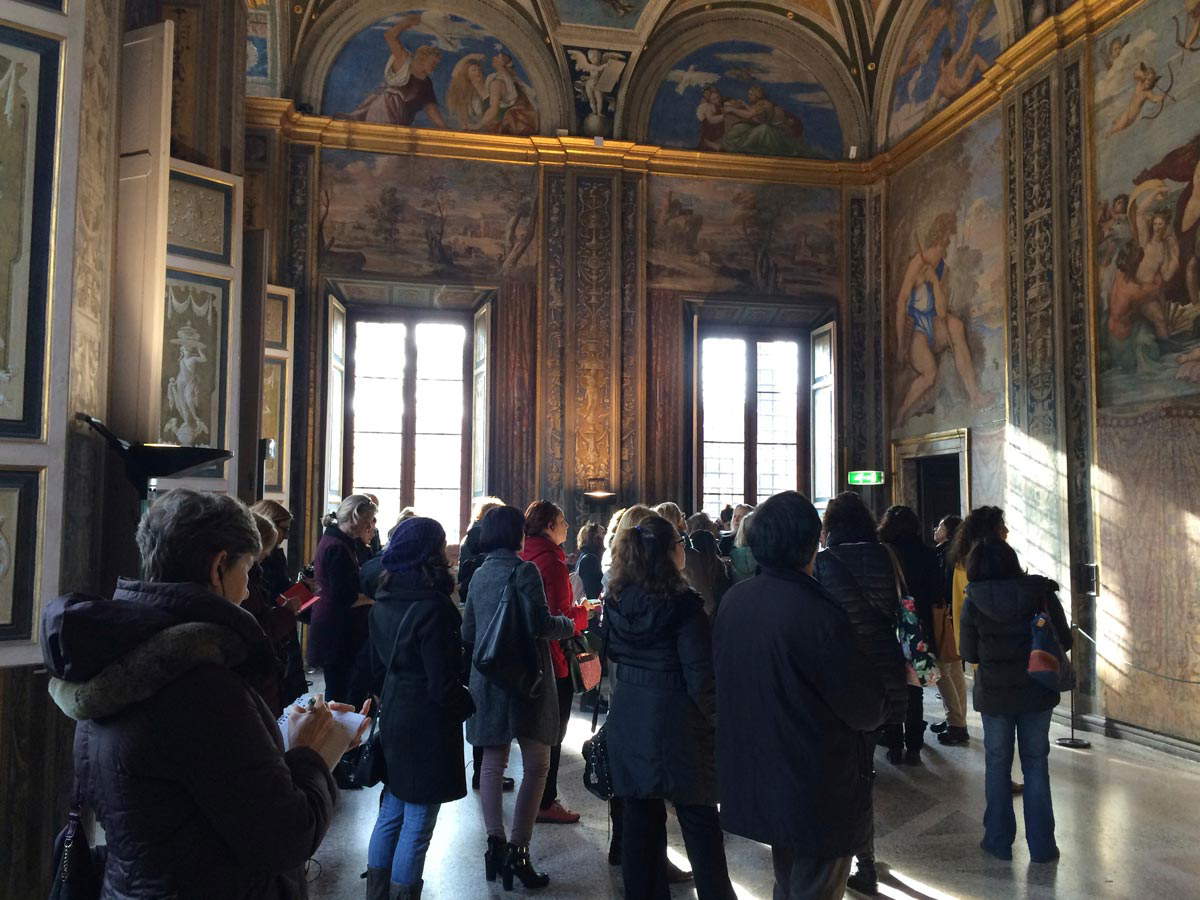 Visitatori alla Villa Farnesina di Roma in periodo pre-Covid