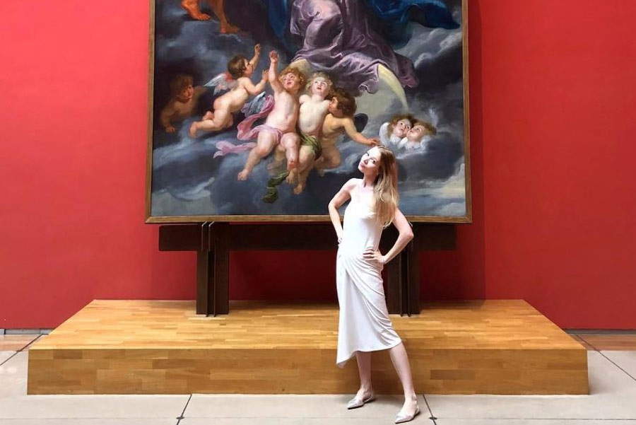 L'art influencer Elena Soboleva davanti all'Incoronazione della Vergine di Rubens ai Musées Royaux des Beaux-Arts di Bruxelles