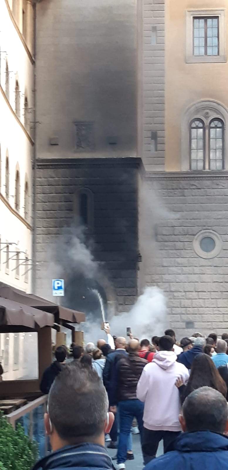 Florence, incendie dans le centre, incendie et fumée sur la Piazza Davanzati