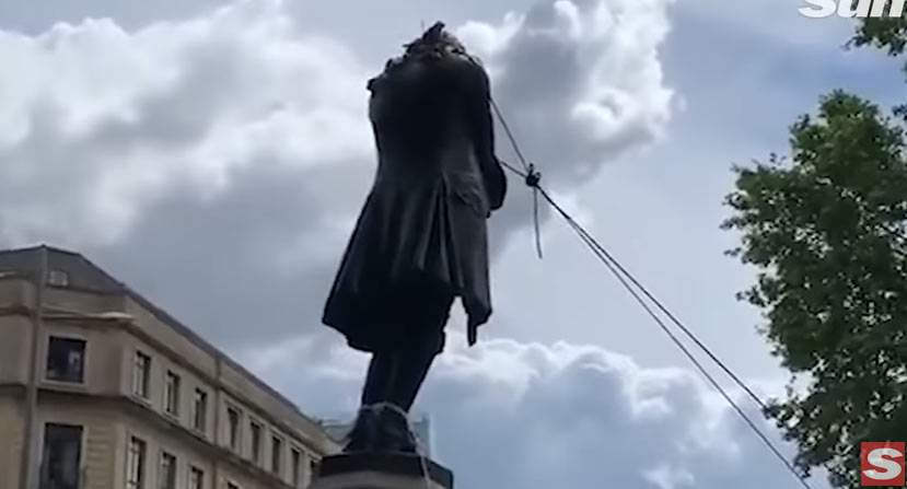Bristol (Royaume-Uni) : des manifestants démolissent le monument d'un marchand d'esclaves du XVIIe siècle 