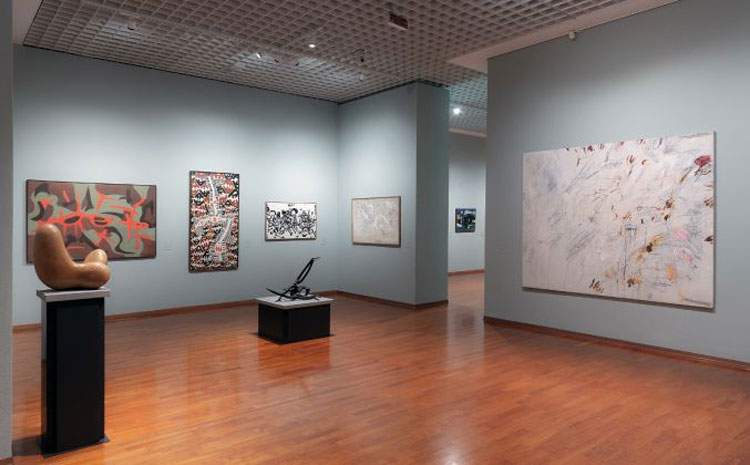 GAM Turin, nouvelle présentation de la collection du 20e siècle. L'œuvre d'art est au centre