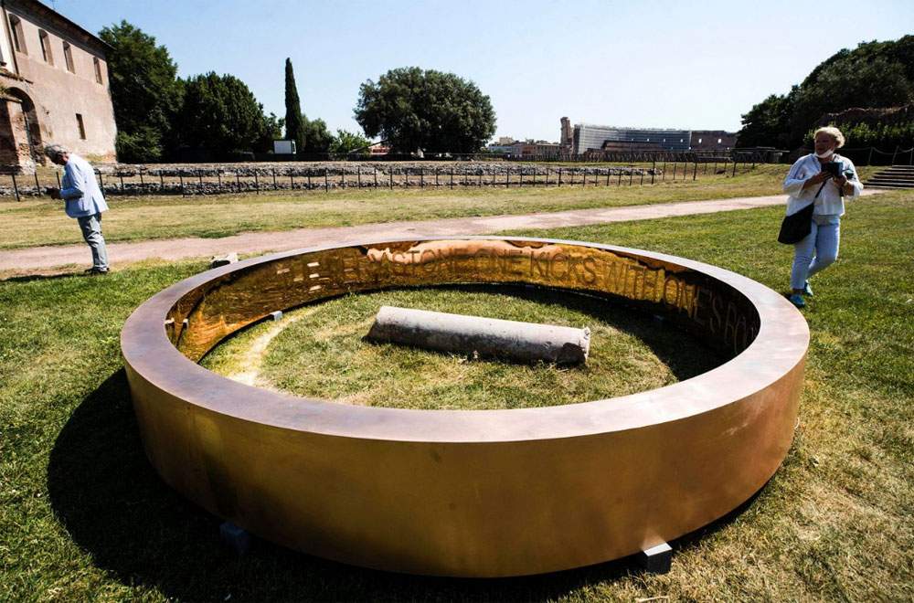 Dans le parc archéologique du Colisée, un anneau de bronze de plus de quatre mètres de diamètre. Il s'agit de l'œuvre spécifique de Francesco Arena.